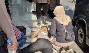 UNJUK RASA DI DPRD SUMUT, SEJUMLAH PERSONEL POLISI ALAMI LUKA SAAT PENGAMANAN