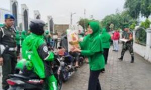 Berbagi Jumat Berkah kepada Ojek Online