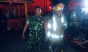 Babinsa Koramil 0201-05/MB Memonitor Peristiwa Kebakaran Di Jl. Darat, Medan Baru