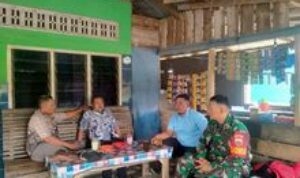 Sebagai bentuk upaya kemanunggalan TNI-Rakyat Babinsa melaksanakan komsos bersama Masyarakat