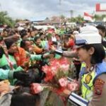 HUT ke-77, Polwan Polda Sumut Bagikan Bunga Sebagai Tanda Duka dan Kehangatan di Aksi Solidaritas Ojol